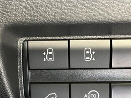 【両側パワースライドドア】スマートキーや運転席のスイッチで後席両側スライドドアの開閉が可能♪電動だから力を入れてドアを開ける必要が無く、小さなお子様でも簡単に開け閉めでき快適です♪