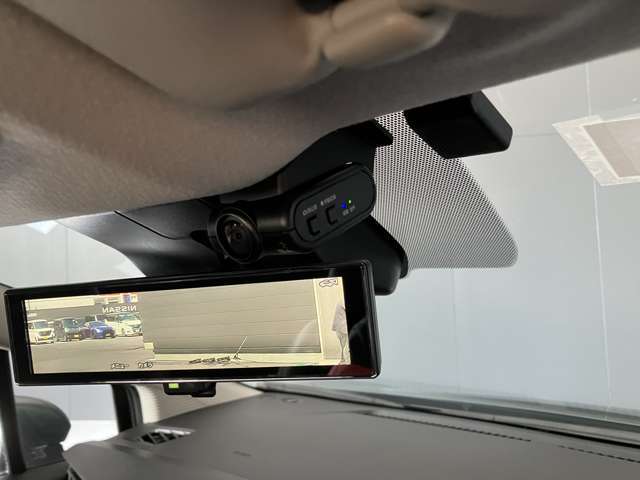 後方ピラーや荷物、後席の同乗者やガラスのくもりなど、視界が妨げられた場合でも、後方カメラからの映像で安全を確認することができます。