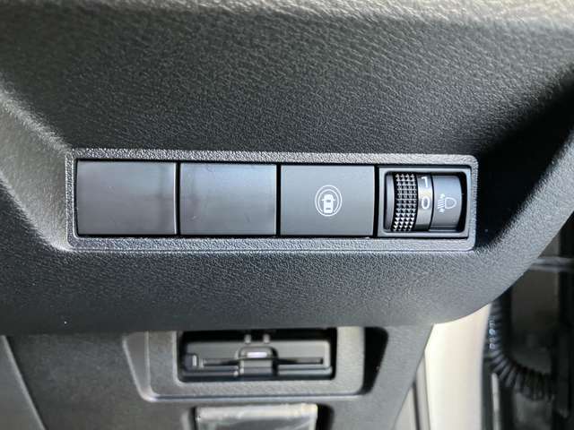安全装備に関するボタンは運転席周りにまとめて設置されています