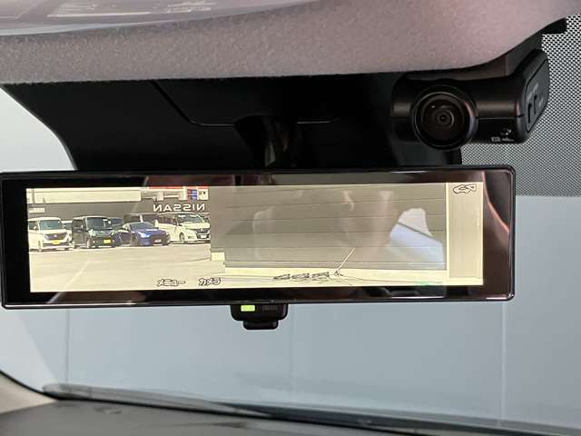 後方ピラーや荷物、後席の同乗者やガラスのくもりなど、視界が妨げられた場合でも、後方カメラからの映像で安全を確認することができます。