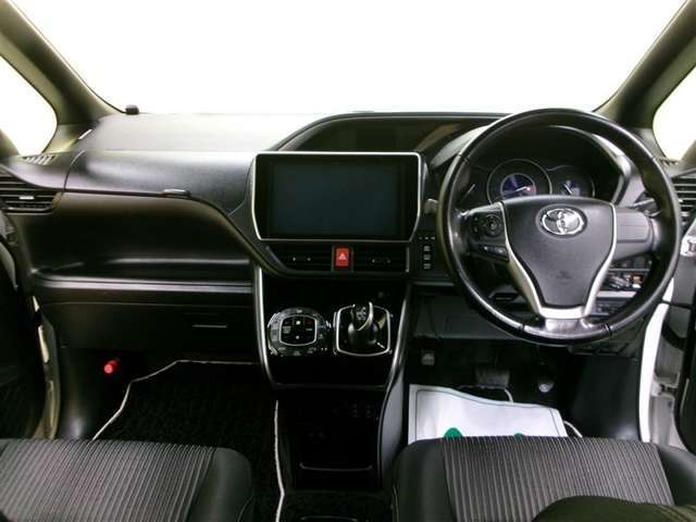 フロントシートは取外して高温スチームで洗浄除菌、エンジンルームも洗浄・コーティングでピカピカです。