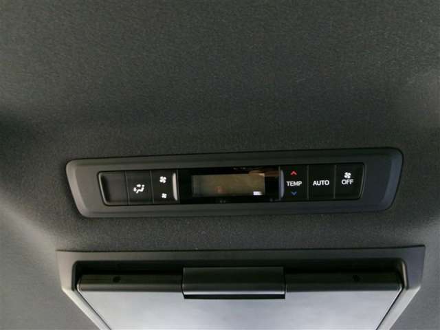後部座席にもオートエアコン付で、ゆったり快適にドライブを楽しめます