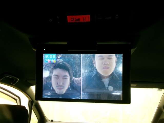 後席モニター付。後席に乗車するお子様も好きな映像を鑑賞しながら、飽きずにドライブできますね。