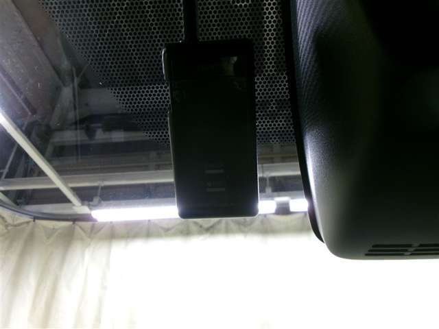 万が一のトラブルの時にも役立つドライブレコーダーを装備しています。