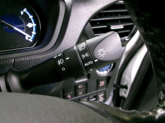 車外の明るさに応じて、自動的にライトの点灯・消灯を行います。