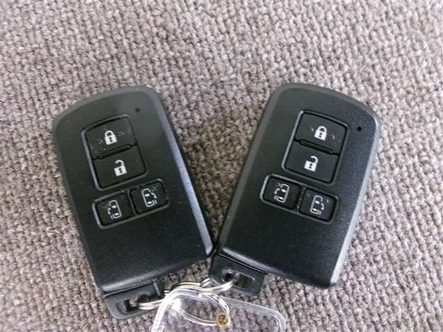 鍵がポケットの中でもドアの開閉、エンジンスタートが可能！便利なスマートキーです！