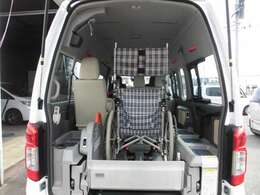 天井が高く広々した車内に、車いすを2脚積むことができます。