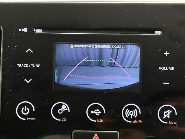 バックでの駐停車時に助かるバックモニター付きです。
