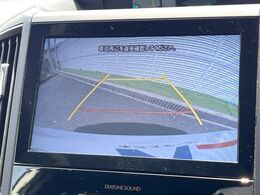 【バックカメラ】駐車時に後方がリアルタイム映像で確認できます。大型商業施設や立体駐車場での駐車時や、夜間のバック時に大活躍！運転スキルに関わらず、今や必須となった装備のひとつです！