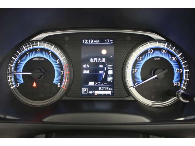 速度計・回転計の2眼式コンビネーションメーター！メーターには燃費や走行情報が表示可能です。