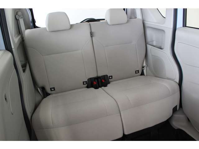 リヤシートはスライド＆リクライニング可能