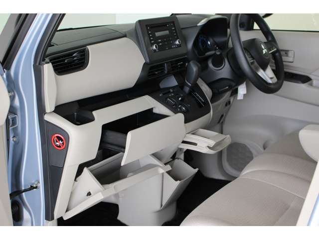 ドリンクホルダーや助手席ポケット、運転席側の小物入れなど多彩な収納が設置されています。常備品に加え、その都度必要なものを入れて自分仕様にアレンジして下さい。