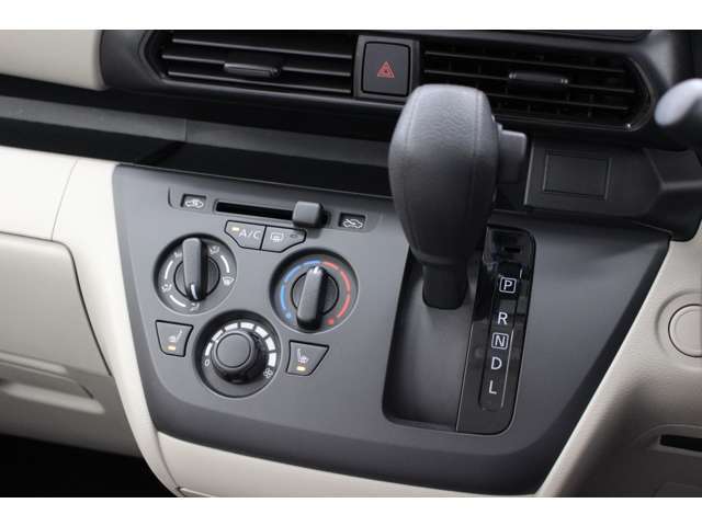 インパネCVTシフトレバーとエアコン操作パネルです