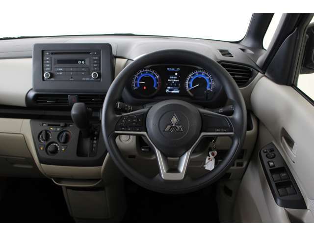 運転席はドライバーの居心地や運転の快適性を左右する大切な場所です。。クリーニング済みで汚れがないので気持ちよく使用して頂けます。