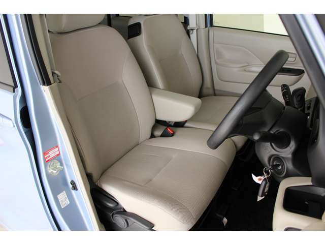 フロントシートは運転席シートヒーター付きベンチシートです！