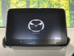 【マツダコネクト】車内の雰囲気にマッチした大型のディスプレイ。スマホ接続でのナビ使用やBluetooth再生等、様々な機能が楽しめます。直感的なダイヤル操作が可能で、使い勝手も良好です。
