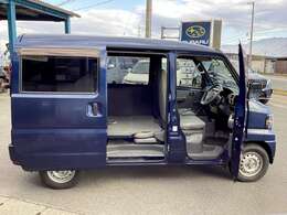 狭い場所での荷物の積み下ろしや人の乗り降りに非常に便利です