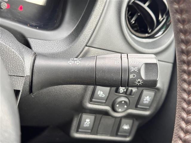 【オートライト（AUTO）】外の明るさをシステムが感知して、自動でヘッドライトが点灯します！ヘッドライトをつけ忘れを防ぐ便利機能です。