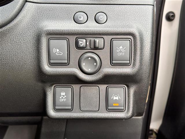 【車線逸脱防止支援システム（インテリジェントLI/LDP）】車線からはみ出しそうになると、車線内を走行するようにステアリング操作をサポートします！機能には限界があるためご注意ください。