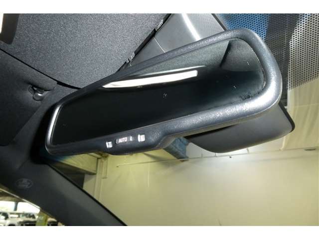 【自動防眩ミラー】夜間走行時、後続車のヘッドライトの反射を自動的に弱くします。 パワーモードONモード、オートミラースイッチONのときに作動。 スイッチ押すごとにON、OFFが切り換わります。