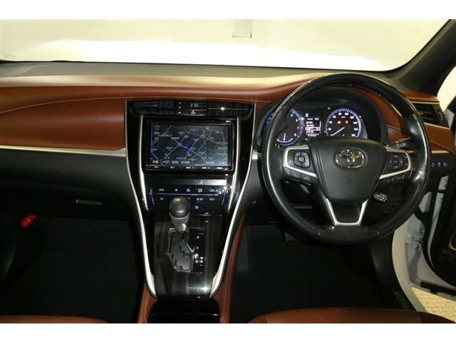 運転席周りのレイアウトをご欄ください。ナビゲーションが綺麗に装着されすっきり収まってますね。