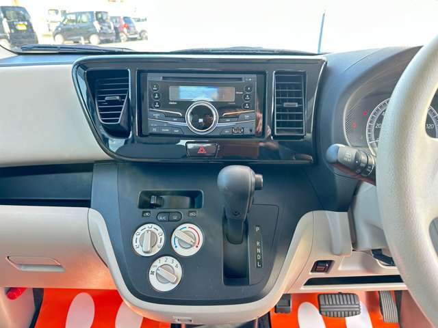 操作のしやすいダイヤル式のマニュアルエアコンとインパネオートマです。どちらも操作がしやすい位置にあります。