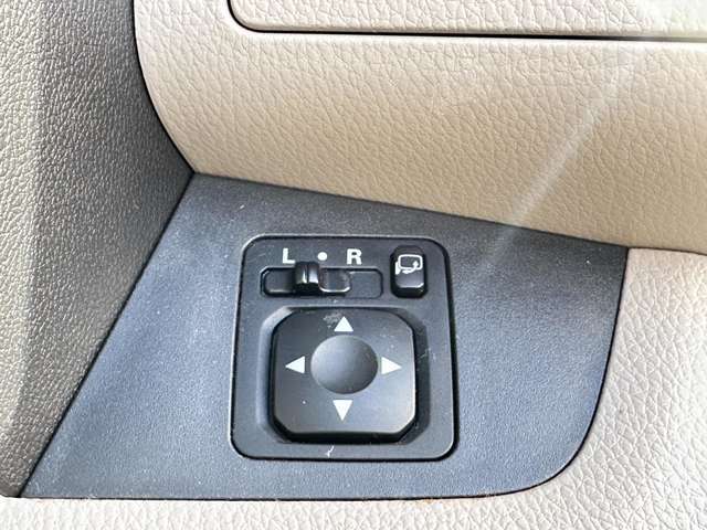 ミラーの調整や狭い駐車場などでミラーをたたむことができる電動格納式ドアミラー