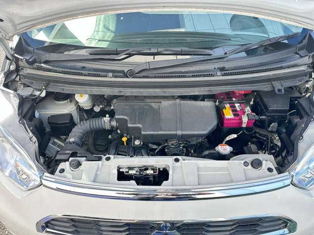 エンジンルームです。エンジン内の汚れも錆(さび)もなく、安心して長く乗れる一台になっております。