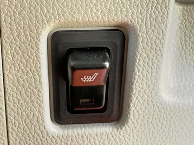 寒い時期には嬉しい装備のシートヒーターです。スイッチONですぐ温まります。冬の車内って寒いですが、シートヒーター使用時の心地よさは助かります。