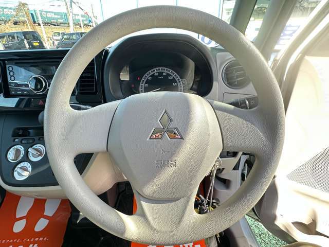 毎日触れるハンドル部分はこちら。安全を守るエアバックも装備しているので、安心してお乗りいただけます。