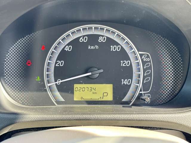 みやすいメーターになっています。シートベルトの付け忘れも一目でわかりますね。