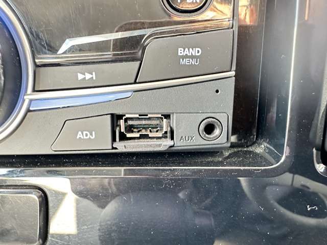 USBやAUXの外部入力端子付き