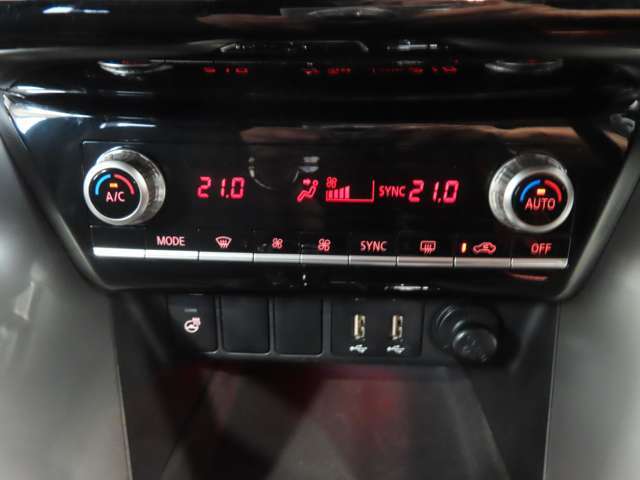 左右で独立して温度設定ができるフルオートエアコン♪