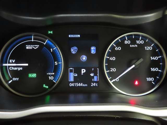 明るく光って高級感を演出するハイコントラストメーター☆スポーティーで視認性もグッドです☆メーター中央の液晶ディスプレイには多彩な走行情報や環境情報を表示してドライバーをサポートします☆