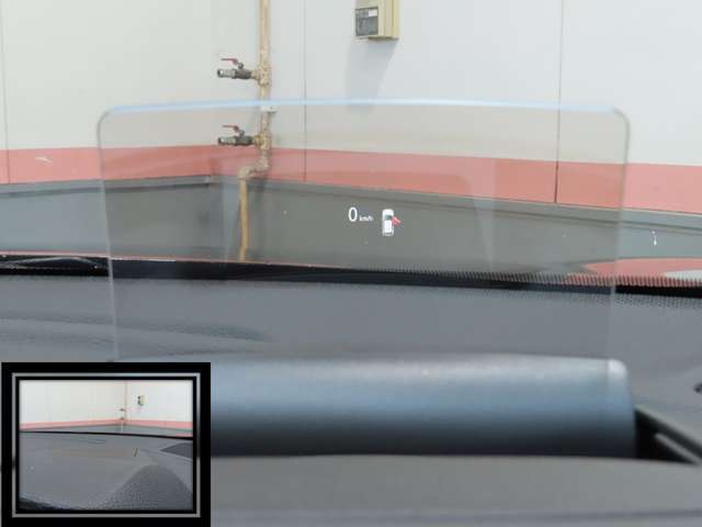 走行情報や警報を素早く表示するヘッドアップディスプレイ！