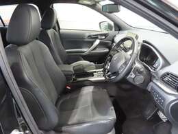 ゆったりサイズのフロントシートは長距離の運転でもドライバーの疲労を軽減してくれます！冬にはシートヒーターが役に立ちます！