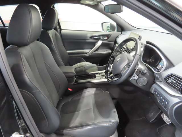 ゆったりサイズのフロントシートは長距離の運転でもドライバーの疲労を軽減してくれます！冬にはシートヒーターが役に立ちます！