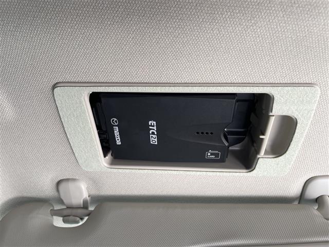 【ETC】有料道路を利用する際に料金所で停止することなく通過できる、ETC車載器（ノンストップ自動料金収受システム機器）が装備されています。セットアップを行うことで利用可能になります。