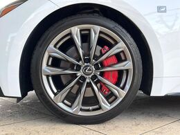 【オレンジキャリパー】ハイパワー車両には強力なブレーキが必須！色鮮やかなキャリパーがスポーティな印象を引き立てます♪