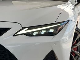 【三眼LEDヘッドライト】スタイリッシュな見た目の三眼LEDヘッドライトを装備♪スタイルだけでなく、夜間の走行も視界良好で安心してお乗りいただけます。