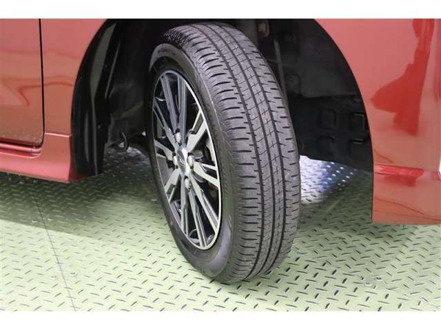 タイヤサイズ　155/65R14。スタイリッシュなデザインの純正アルミホイールを装着しています。足元を引き締めてくれ、しっかりした走りも楽しめますよ。