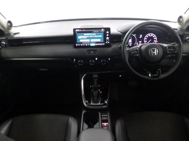 ドライバーを包み込むように、ディスプレーやスイッチ、コンソールを配置。座った瞬間から運転への期待が！空間そのものの心地よさにこだわっています。