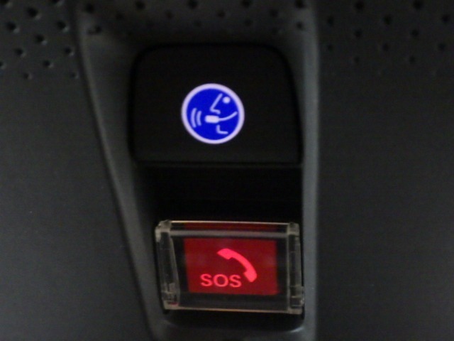 天井には緊急通報ボタンが装備されています。