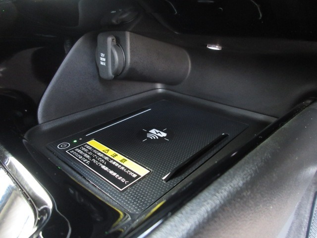 置くだけでワイヤレスで充電可能です。