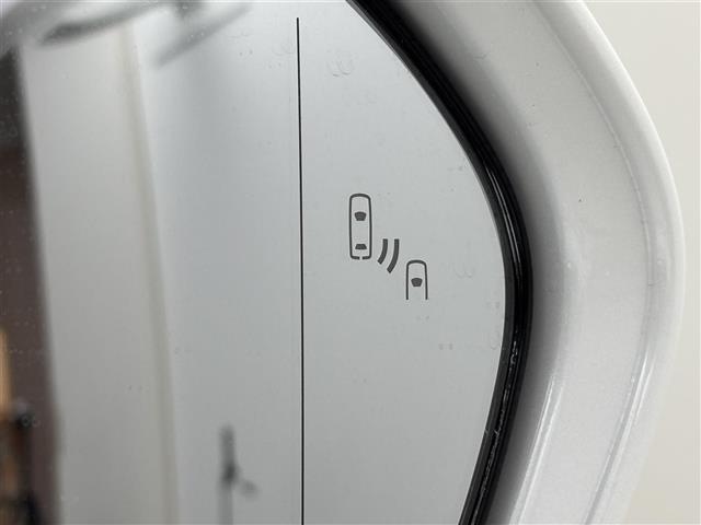 【ブラインドスポットモニター（BSM）】ドアミラーでは確認しにくい、後側方エリアに存在するクルマや、急接近してくるクルマを感知してお知らせすることで、不意の衝突を回避をサポートします！