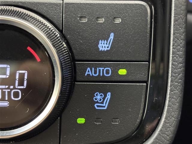 【シートベンチレーション】夏場の暑い日でも、シートの座面や背もたれの部分から風が送られてくるので、蒸れを防ぎます！また換気などの効果もあり、室内環境を整えてくれます。