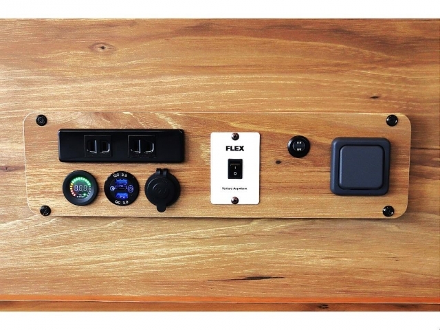 写真右からメインスイッチ、照明スイッチ、2口コンセント、アクセサリーソケット、USBポート、バッテリー残量計完備♪