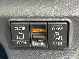 【両側パワースライドドア】スマートキーや運転席のスイッチで後席両側スライドドアの開閉が可能♪電動だから力を入れてドアを開ける必要が無く、小さなお子様でも簡単に開け閉めでき快適です♪