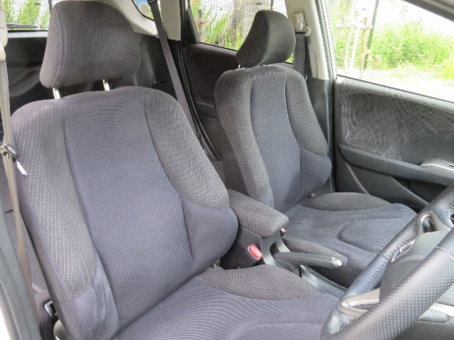 前席の画像です。是非運転席に座っていただき視界等をご確認ください。