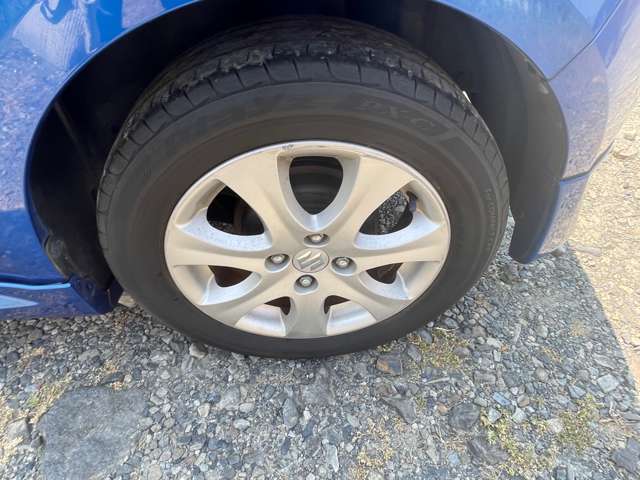 納車前に法定点検を実施しており、車検が必要な車両については合格基準に満たない箇所の部品交換や修繕作業を行います。また、その他装備面に関しては動作確認を実施しております。